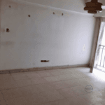 Living comedor con balcón francés en departamento a reciclar en Mar del Plata