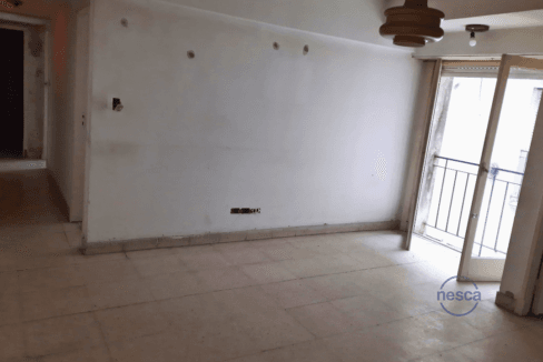 Living comedor con balcón francés en departamento a reciclar en Mar del Plata