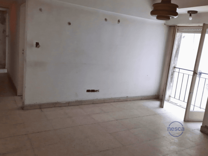 Living comedor con balcón francés en departamento a reciclar en Mar del Plata