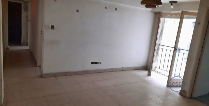 Living comedor con balcón francés en departamento a reciclar en Mar del Plata