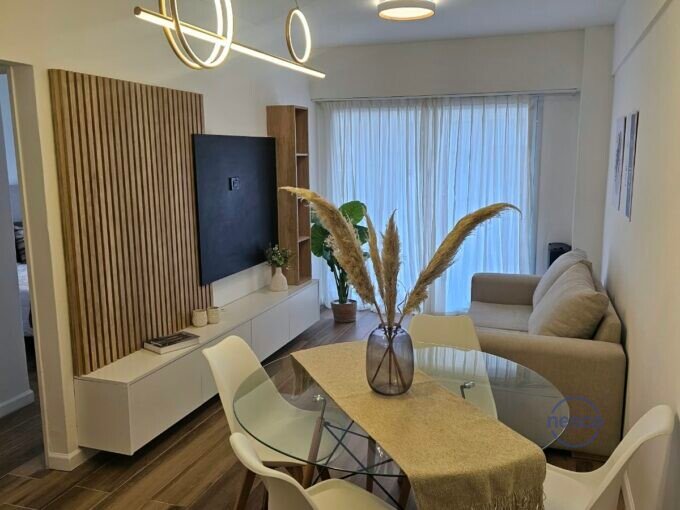 Living comedor amoblado con balcón en departamento de Gascón 2508